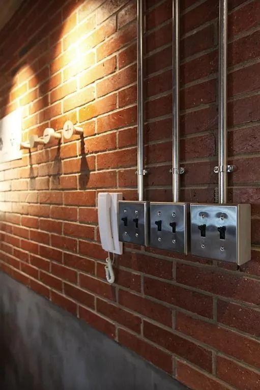 @老公坚持不做吊顶,电路走“明线”,全屋“制水泥”!谁见过?