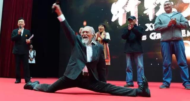 「健身」83岁“最帅老鲜肉”王德顺宅家健身,肌肉线条抢镜:活成了20岁