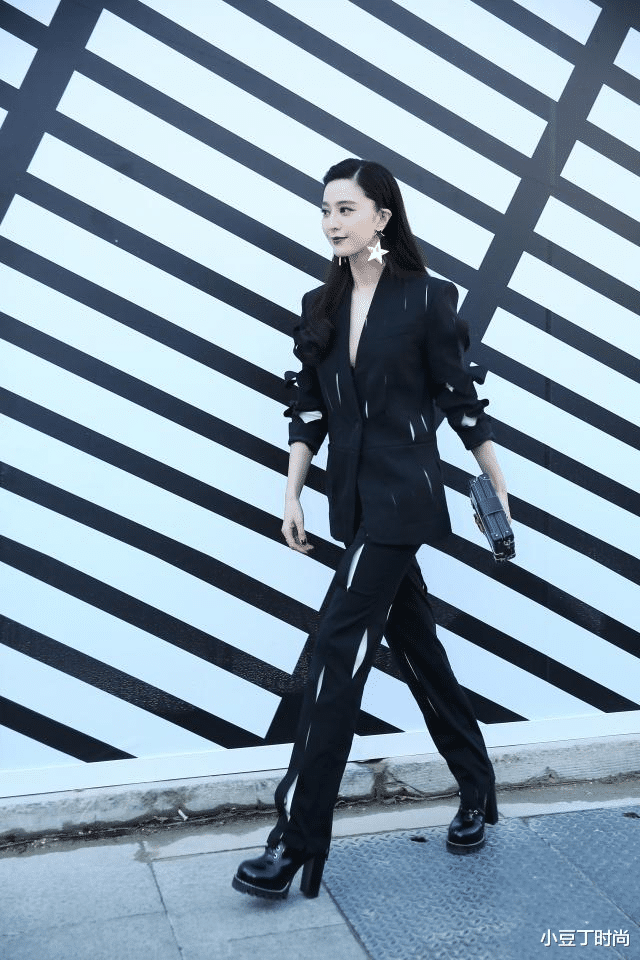 西装|范冰冰在国外真高调，穿黑色西装故意挖空，配“姨妈色”红唇A爆