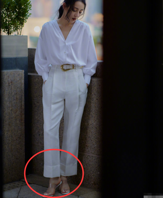 李冰冰|有种统一叫热巴的穿搭，衣服和脚趾美甲“撞色”，身上再找不出别的颜色