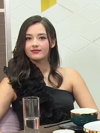 香港小姐|今年最美港姐，明艳大方侧面比正面还绝，但这腿和脸不像一个人的