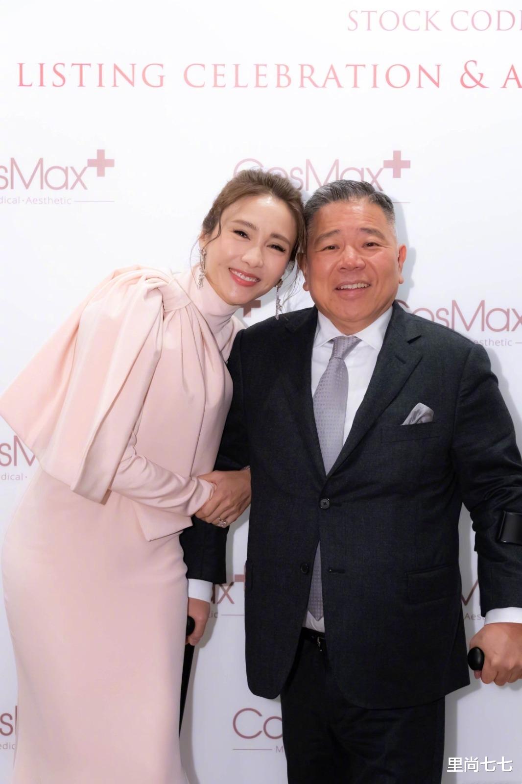 『黎姿』黎姿穿粉裙做演讲,女明星变成女总裁,弟弟、老公还一起现身助阵