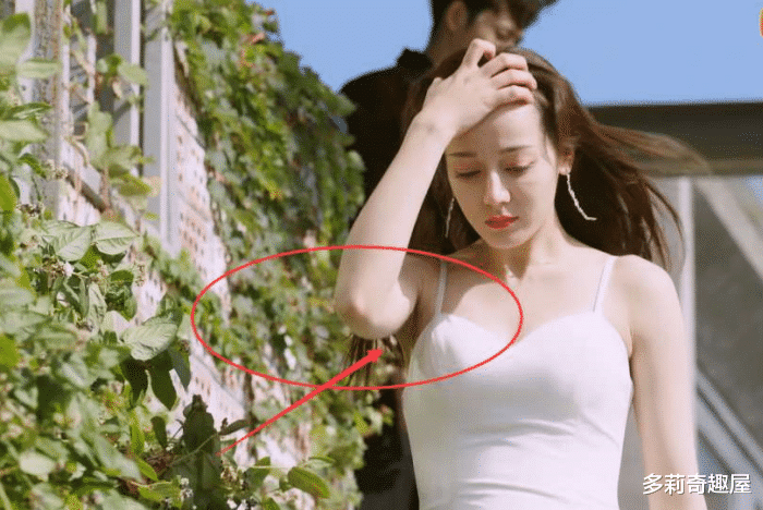 迪丽热巴撩头发,却被"腋毛"抢镜,粉丝不淡定了!