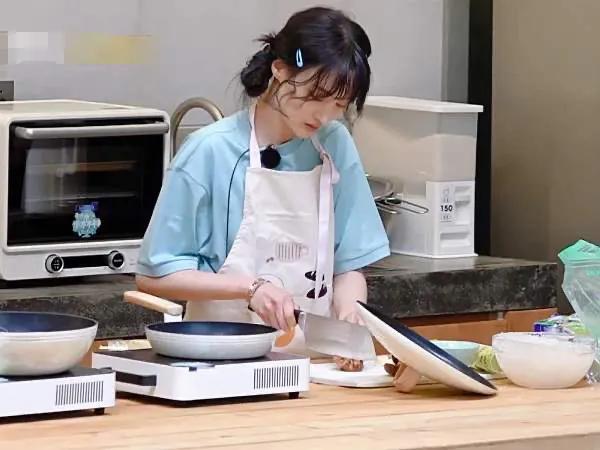 陈瑶|陈瑶审美太病态，瘦成排骨精却觉得自己是个大胖子，第二个郑爽？