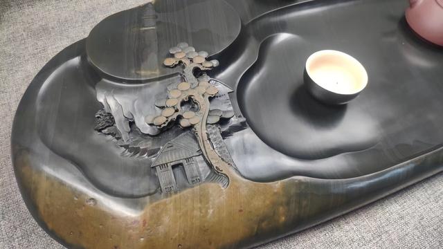 []2块奇形怪状的石头，我把它们敲得不成样子了，有人看得懂吗？