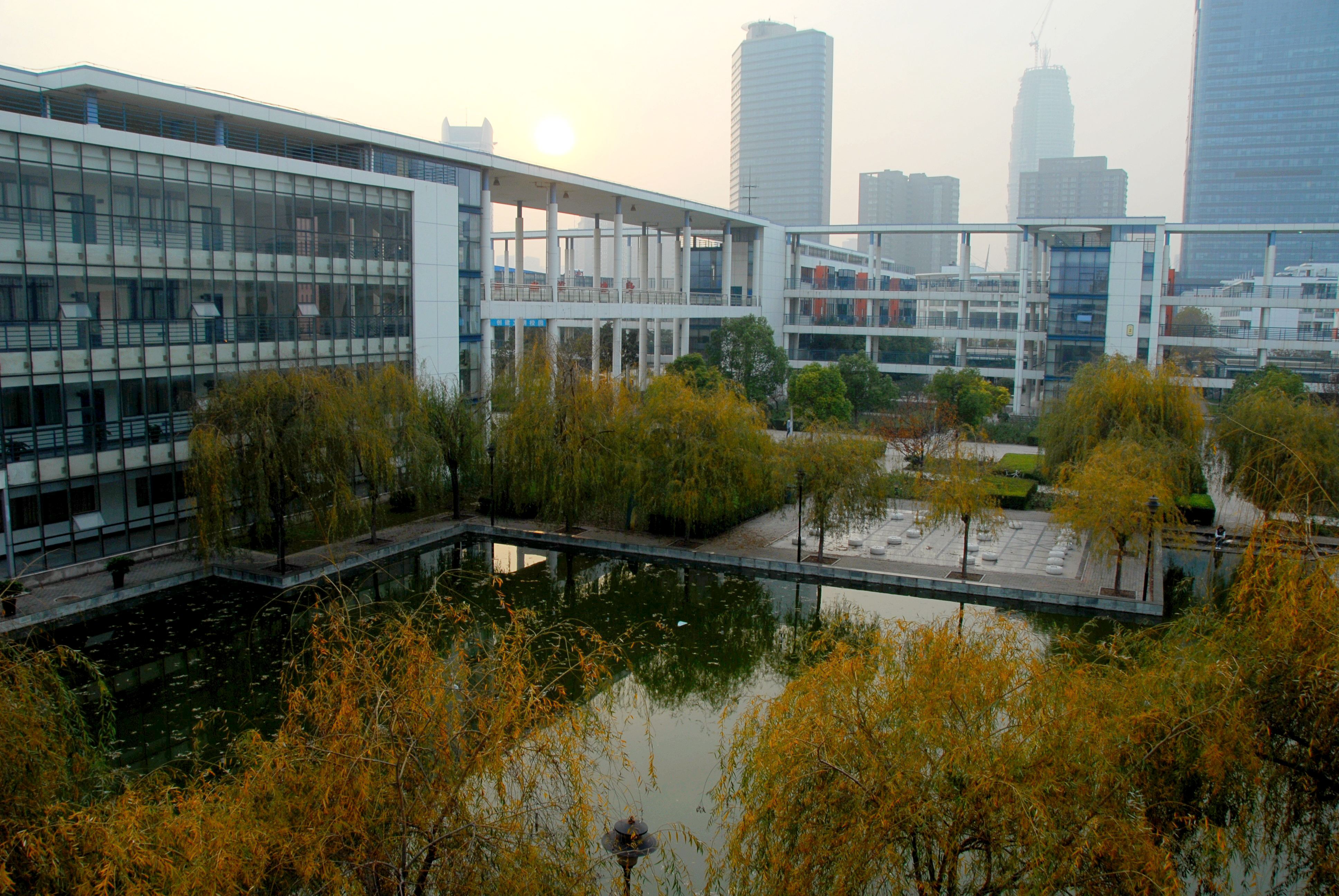 @为什么父母总想把孩子往大城市里的学校送,网友告诉你答案