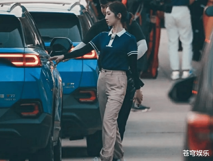 孟美岐|孟美岐上《奔跑吧》穿马术装，骑白马好飒，我的眼光却在她的腿上