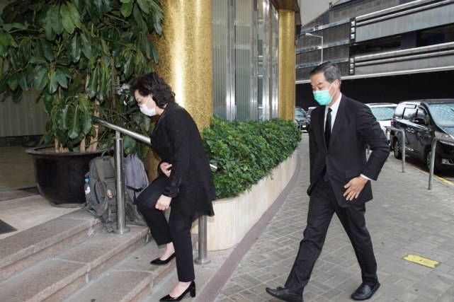 霍启刚|霍老太设灵，朱玲玲与儿子牵手送别前婆婆，霍启刚仨孩子提前离开一脸好奇