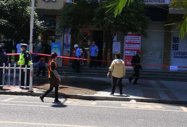 @惨！闹市高楼天降瓷砖，过路女子被当场砸死，同事：刚办完工资卡