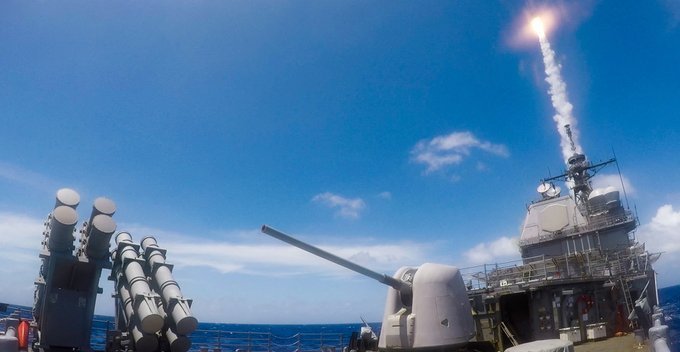 #关岛#多枚导弹射向太平洋！关岛附近海域腾起一阵浓烟，美：请保持冷静