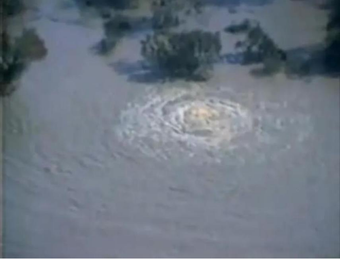 内尔|一颗36厘米粗的钻头差点毁了地球,整个城镇被漩涡卷入地下