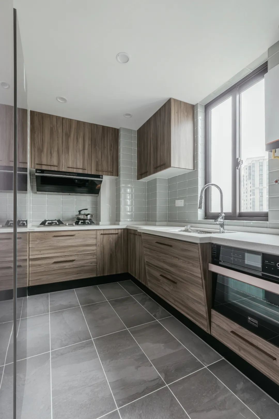 []132㎡美式轻奢，墙面蓝色造型，吊顶金属线框，营造出安静华丽