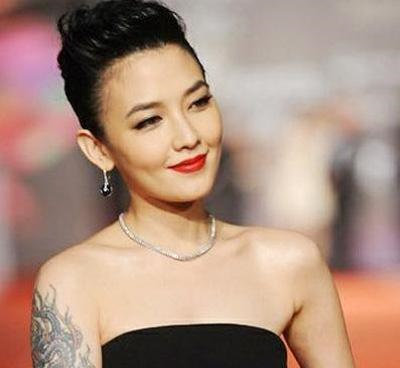 「范晓萱」影后到“魔女”,疑为男友割去子宫,直言:子宫是可有可无的器官