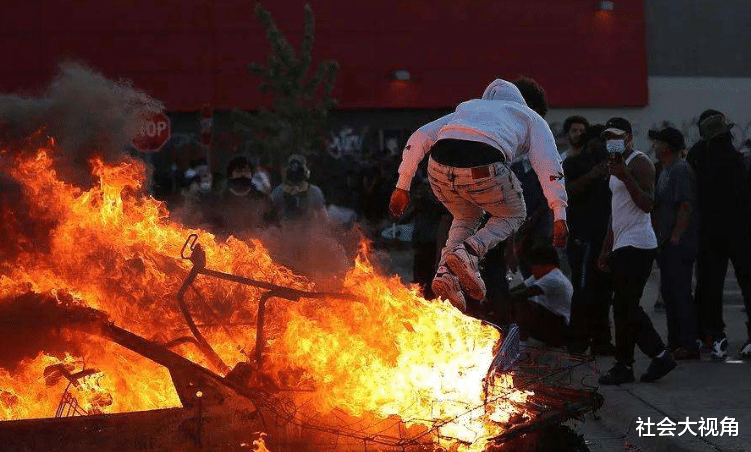 美国@美国噩耗不断，体育巨星遭枪击身亡，特朗普总统位置或将不保！