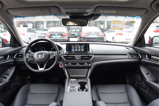 吉利：被国人捧红，30天狂甩18912辆，1.5T+CVT油耗3毛，关上门只剩安静