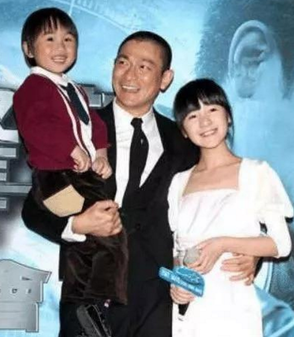 「刘德华」刘德华女儿生活照曝光，复制粘贴刘德华颜值，堪称“最美星二代”