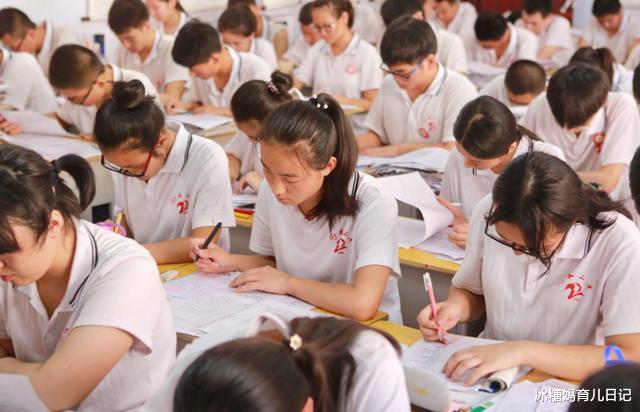 文科状元|高考文科状元659分考上北大,只因父母的行为,北大直接“反悔”