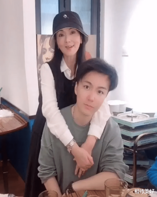 孟智超|为了演三毛，整天用胶水粘头发，年少秃顶为了植发忍痛扎400针