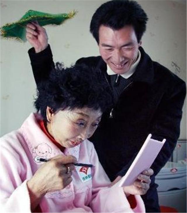 臆说古史|26岁小伙和59岁老太上演“奶孙恋”，携手24年后，他后悔了吗