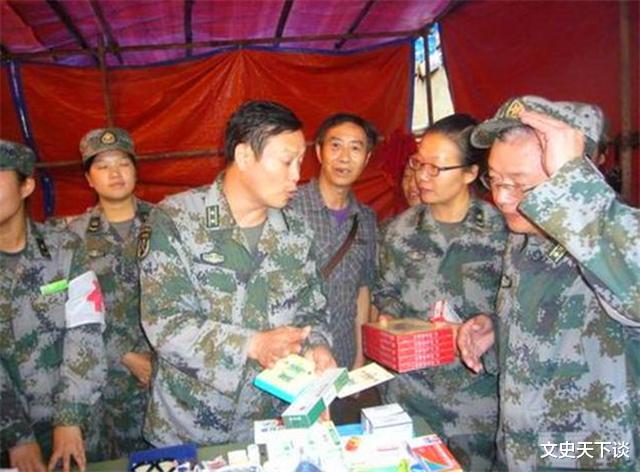 军人|军人1对4勇斗持刀歹徒，身中14刀肠子流出，用背心兜住也要追
