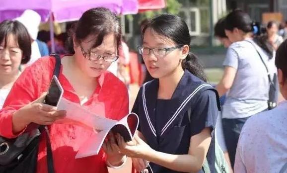 |录取通知书到手后，父母高兴打开看完却哭了，孩子无奈选择复读