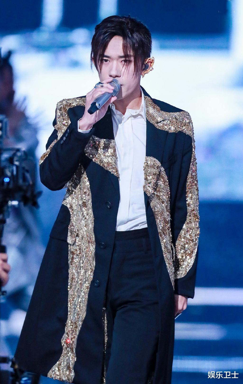 易烊千玺|双十一狂欢夜举办，易烊千玺唱歌翻车被吐槽难听，张艺兴飞起来了超炫酷
