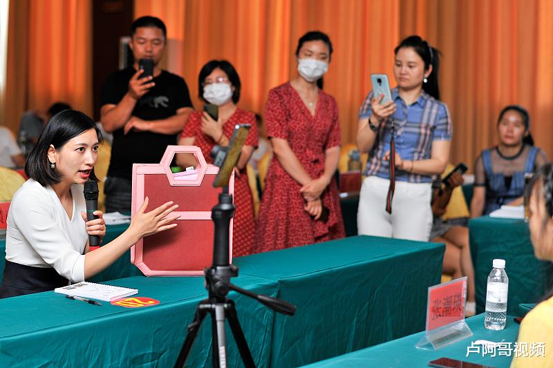 「显示器」进货价2元卖10块，一个月赚了20万，这营销手段做的好