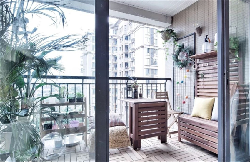 |阳台多打出一排矮柜,既能当休闲区又能储物,简直多出半间房