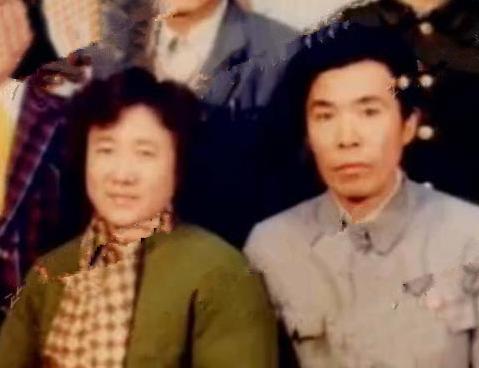 何庆魁|2015年，与高秀敏\共享\何庆魁12年的张艳茹，笑着死在何庆魁怀里