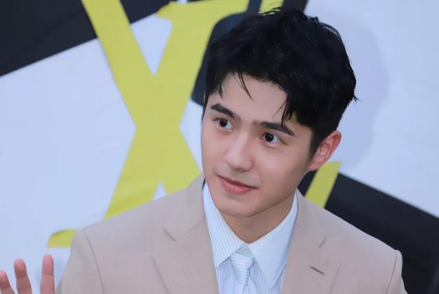 迪丽热巴|大牌看秀现场生图：热巴疲态尽显，虞书欣星味全无，欧阳娜娜脸肿