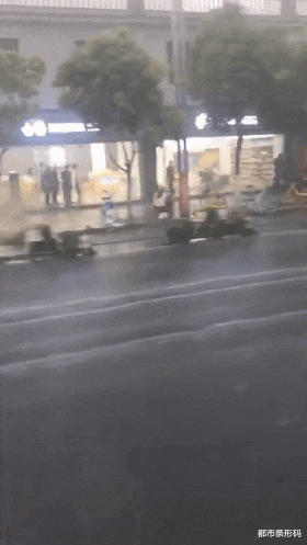 「纪念币」刚刚下冰雹了！！大雨突如其来，未来几天的天气.......