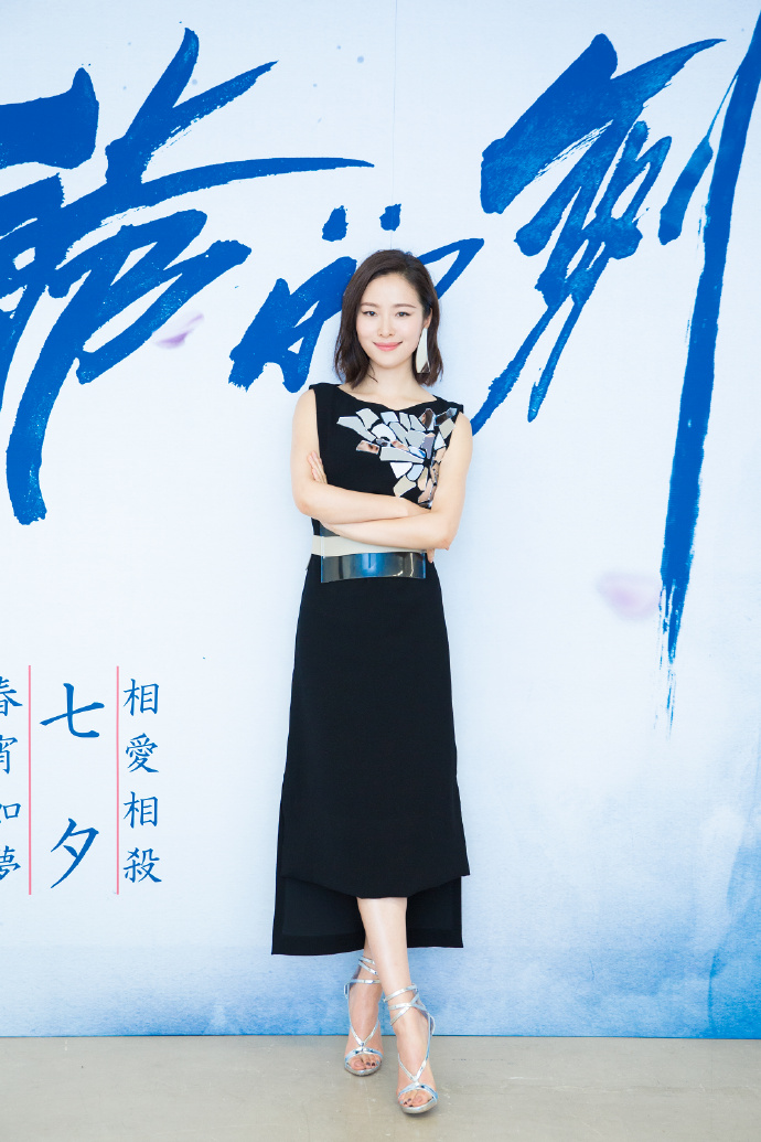 护肤▲江一燕真会穿,身穿一套白色西服套装结合锁骨短发,率性又时髦