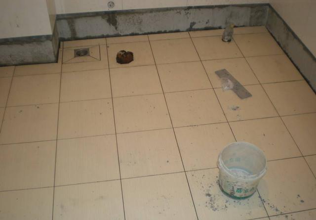 装卫生间时：师傅在墙上留空一排，以为偷工减料，其实用处很大