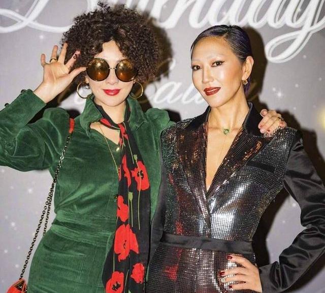 西装|55岁刘嘉玲真自信，挑战爆炸头配绿色套装，大妈丝巾都戴出高级感