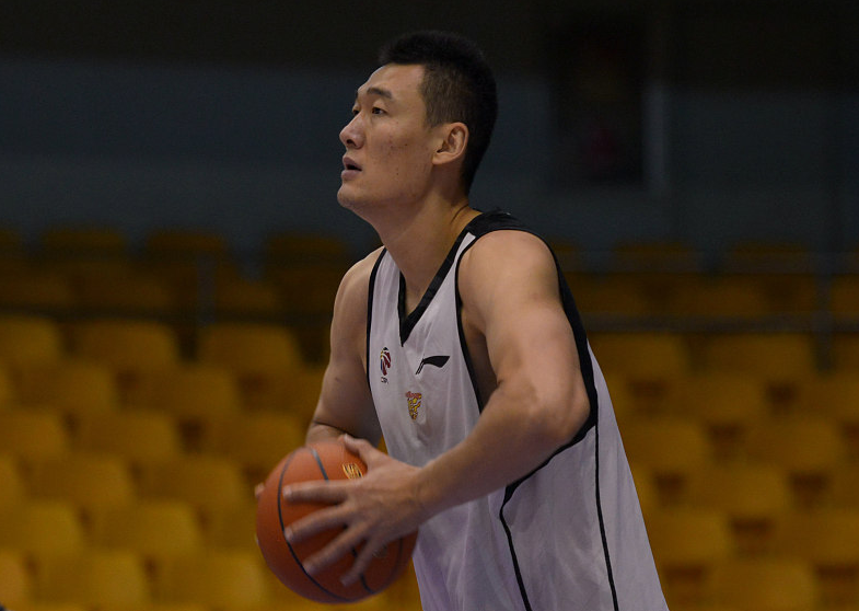 广东男篮▲宏远夺冠阵容最后一人归队，虽助力易建联，却更该退位让贤