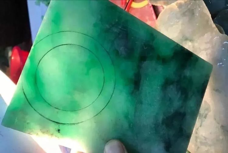 小叶紫檀@土豪表哥200公斤原石取车珠子，百万翡翠被钻成马蜂窝，豪气！