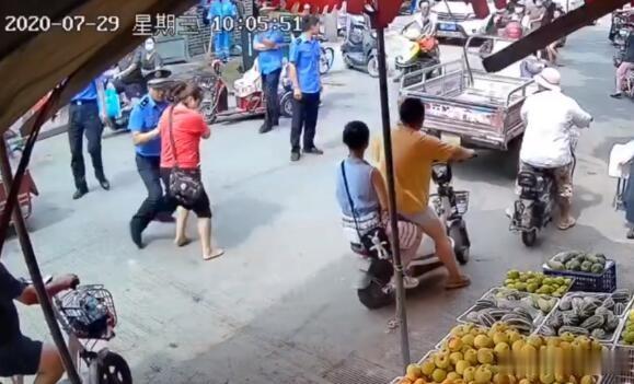 城管|河南开封又现城管推人事件 城管局副局长：有事见面聊