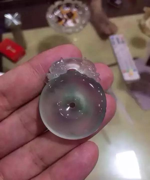 【翡翠】裂成狗的“烂翡翠”,居然切出两套高冰飘花,暴涨数十倍