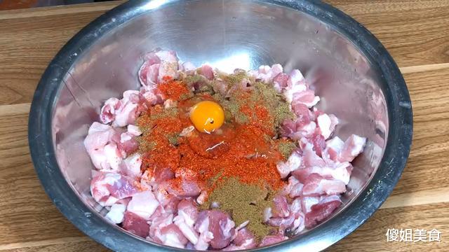 [烧烤]烧烤摊上的烤肉串为啥好吃？秘诀全在腌制上，配方做法详细告诉你