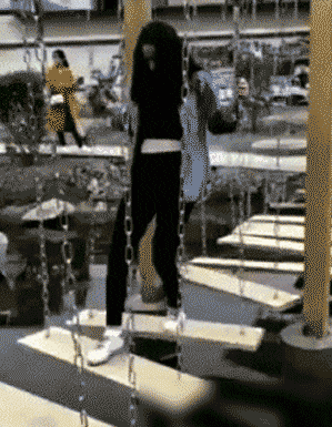 |“钓鱼的时候发现的，有点吓人，我该不该上去看看怎么回事？”这事挺大，哈哈哈哈