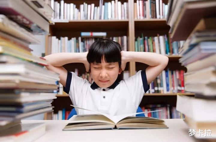 中小学|小学生语文课本破了个洞，妈妈紧急“画图补洞” ，网友羡慕了