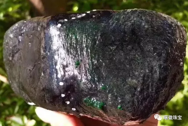 ▲任性夫妇买下大片松花原石，切后大涨！他们是如何判断原石松花的好坏的呢？