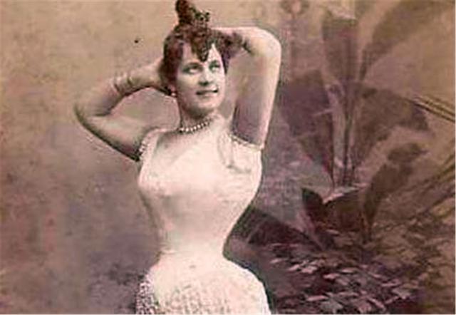 晓君侃史|17岁姑娘穿30年塑身衣，只为嫁入豪门，丈夫留下遗言，就分她一元