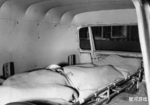 玛丽莲·梦露|老照片：梦露裸死床头现场照，图5尸体被放入运尸车带走！