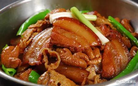 #猪肉#东北人不仅喜欢喝酒，他们还喜欢吃肉，他们是这样吃这些肉的