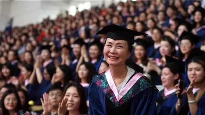 特斯拉|妈妈陪女儿考研，结果自己先考上！56岁又考上博士