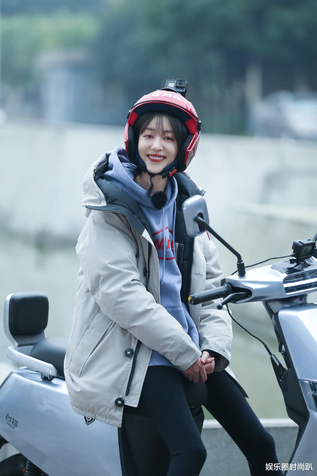 李溪芮：李溪芮的腿细得太过分了？撑不起铅笔裤，大腿还没孙艺洲胳膊粗！