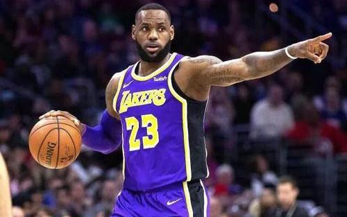 迈克尔·乔丹▲NBA73年历史至今，只被8个人统治过，库里小卡还不够资格！