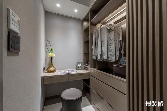 |150平大三室设计，主卧暗藏独立衣帽间，书房装卧榻全屋很实用