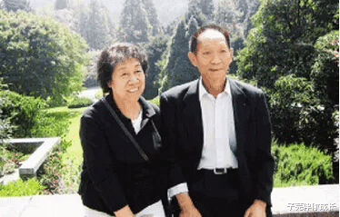 子芫伴你成长|相识1个月闪婚，深爱妻子57年，他才是真正的宠妻狂魔